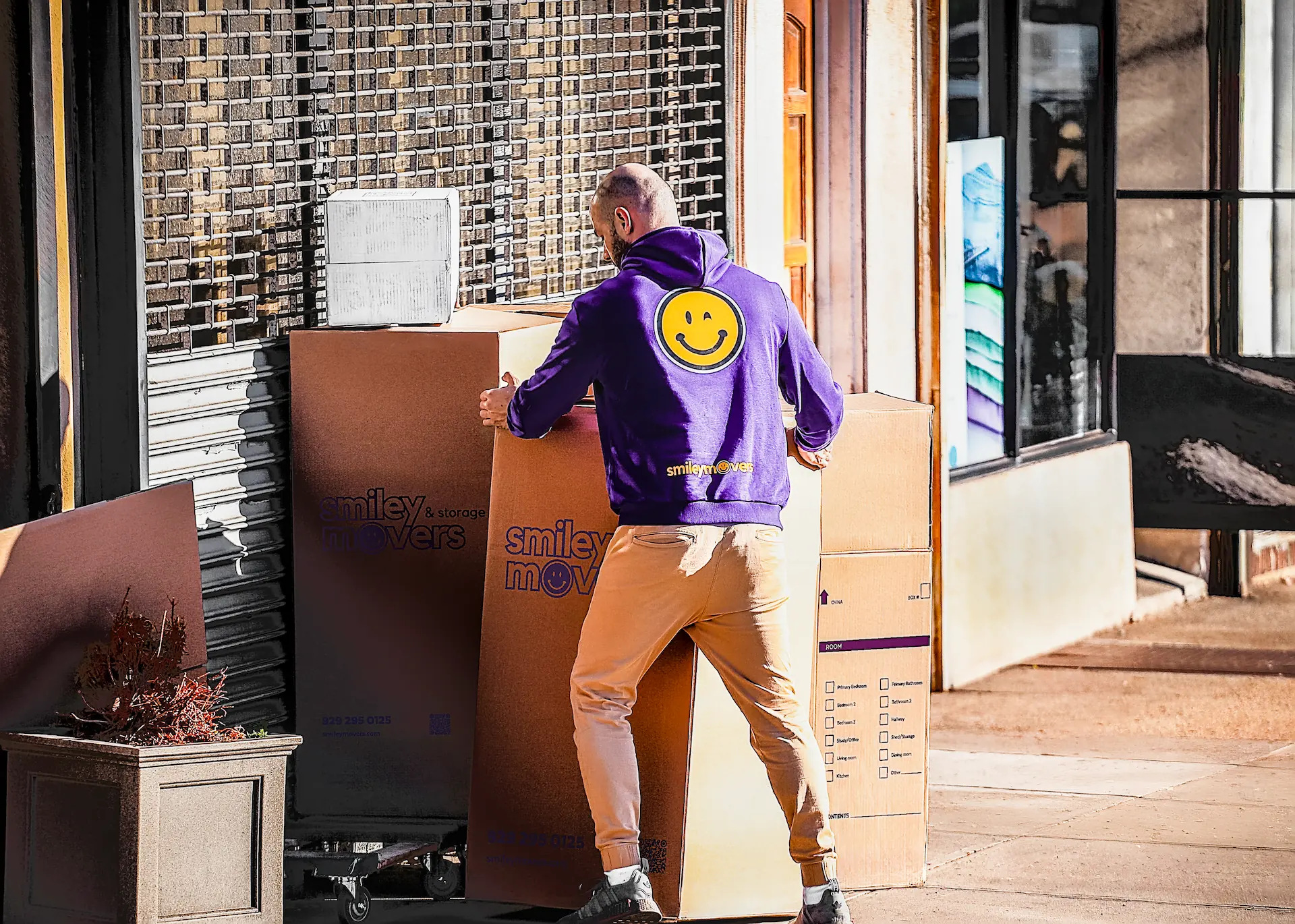 smiley-truck-worker-03.webp